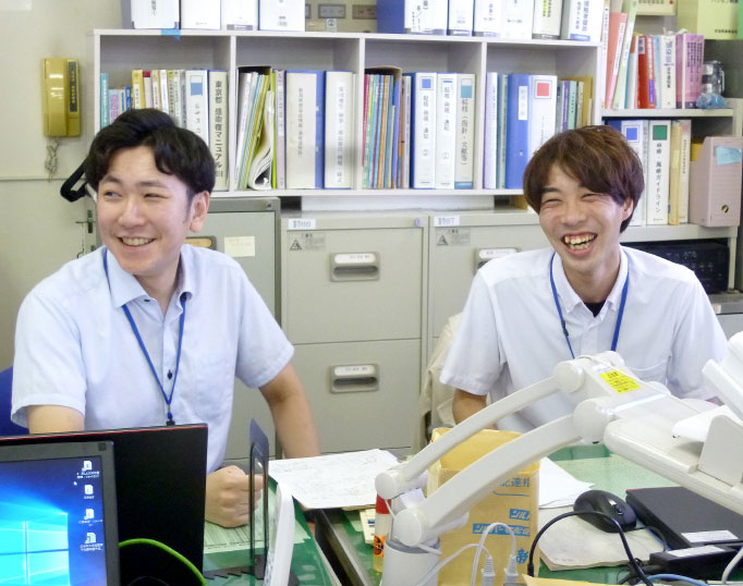 男性2人の写真