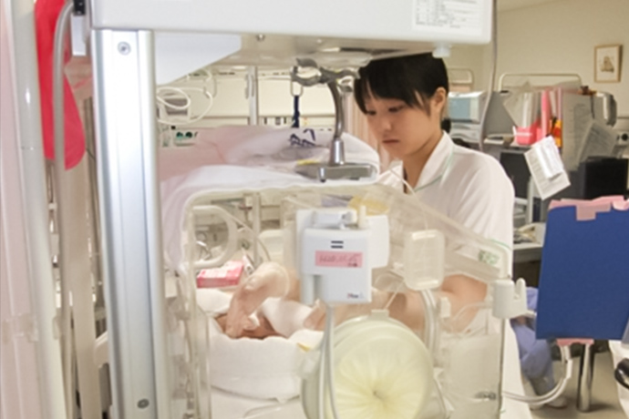小さく産まれた赤ちゃんのお世話 写真