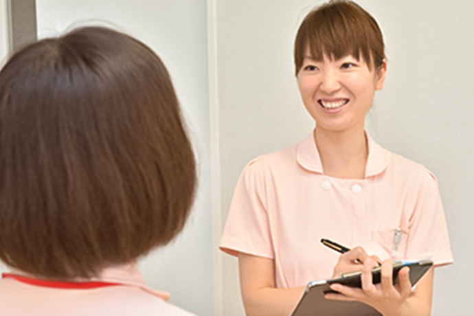 看護師が患者と話す様子