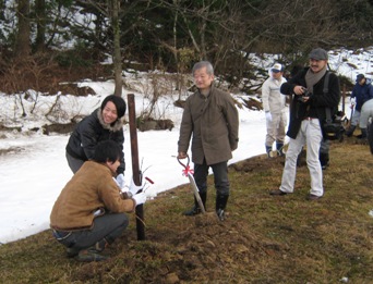 記念の植樹をする有田教授と学生の画像