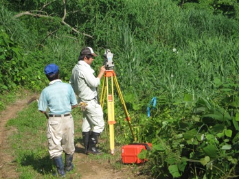 測量器具を扱う新潟大学の学生の画像