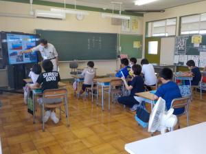 真剣に授業を聞く生徒の様子