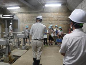 監査廊内の水道バルブ室の様子