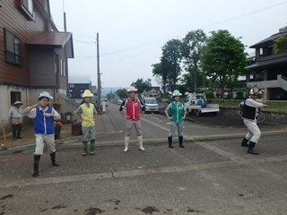 小学生の前で決めポーズを決めるのーりんジャーの画像