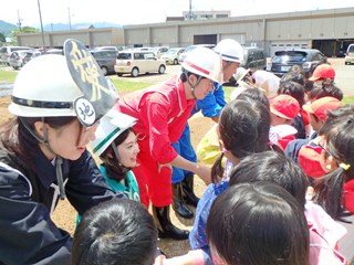 【南魚沼農林振興部】庁舎花壇に園児がひまわりの種を植えました（平成29年6月5日） の画像1