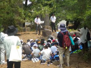 石碑の前で説明