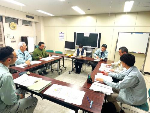 協力した農業者と省力・低コスト技術実証の成果について検討している様子