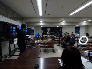 情報通信部を視察している写真です