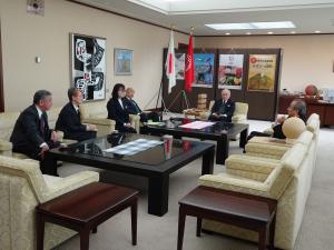 知事と意見交換している写真です