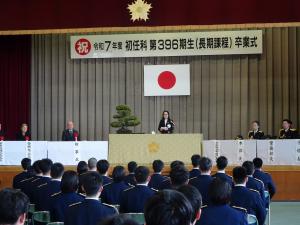 初任科第396期生（長期課程）卒業式に出席している写真です