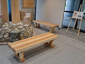 市役所に展示されたベンチ