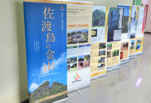 ロールスクリーン式バナースタンドの展示例の画像