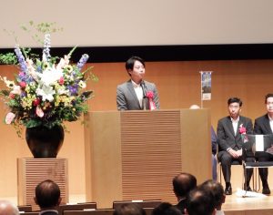 県民会議顧問を代表して挨拶される石﨑 徹衆議院議員の画像