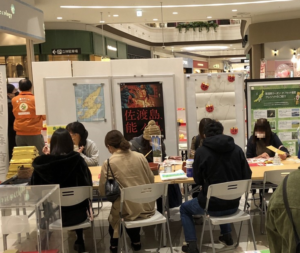 クイズに答える参加者の画像