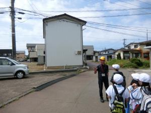 コミュニティの方と一緒に通学路をフィールドワーク