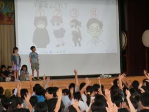 学習したことを全校児童に発表