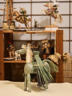 完成した馬（午）のスゲ細工