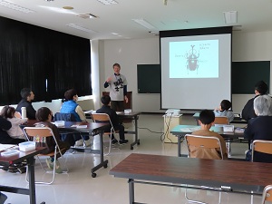 昆虫標本作製教室の様子の画像