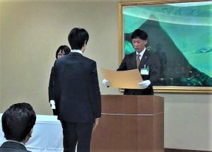 産業労働部長からの表彰状の伝達