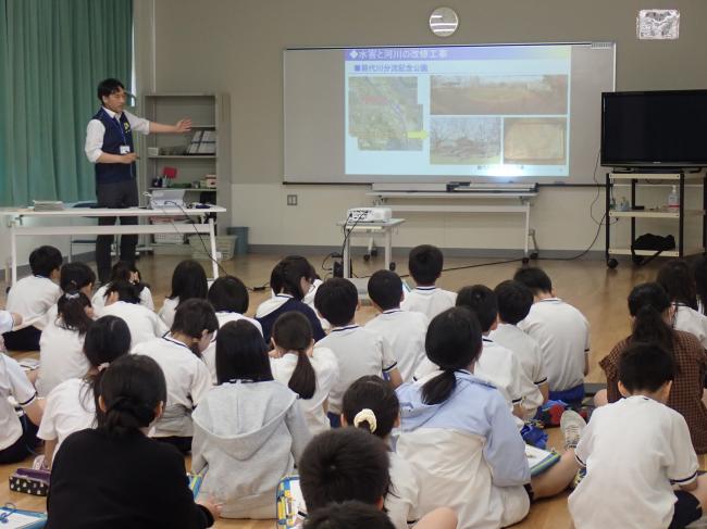 出前講座「新津川について考えよう」授業風景