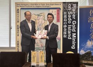 赤川理事長から鈴木副知事へ目録が手渡される様子