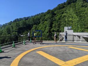 堤頂での状況（奥胎内ダム）2
