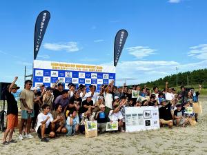 サーフィン大会の集合写真です。