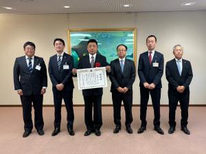 【被贈呈者　長谷川　潤一様(写真中央左側)】