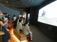 きらりうむ佐渡で映像を鑑賞している参加者の様子