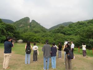道遊の割戸の写真撮影をしている参加者たち