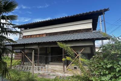 伏見家住宅外土蔵(ふしみけじゅうたくどぞう)東側よりの南面外観(ひがしがわよりのみなみめんがいかん)