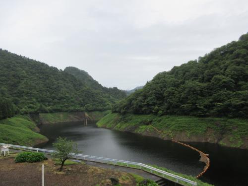 ダム管理所屋上から貯水池上流方向を望む