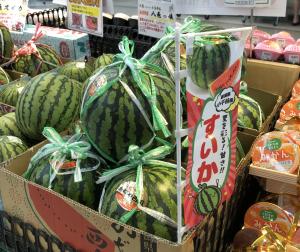 小千谷産スイカの販売の様子
