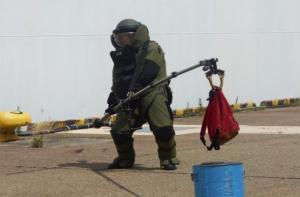 所持品検査・爆発物処理 (東京税関新潟税関支署・県警警備部機動隊)