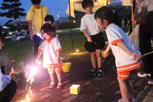 花火をする子供