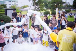 バブルで遊ぶ子供たち