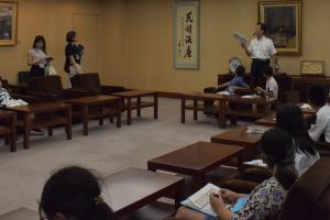 議長応接室を案内する議長