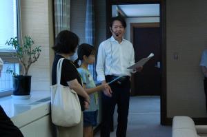 副議長と話す参加者の様子