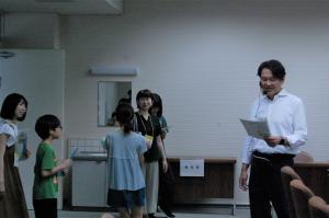 第5委員会室で説明する副議長の様子
