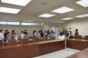 第５委員会室で説明する議長の様子