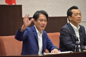 回答する副議長