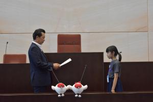修了証書を受け取る参加者の様子