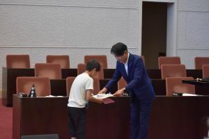 ペーパークラフトを受け取る参加者の様子