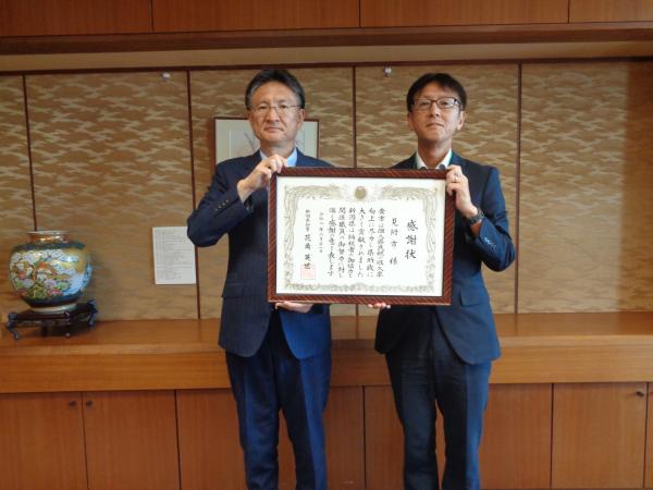 知事の感謝状贈呈式　左：稲田市長　右：昆地域振興局長