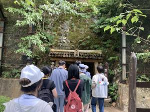 史跡佐渡金山の中での見学の様子（坑道への入り口）