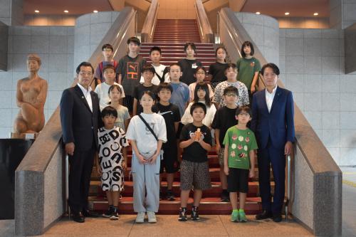 正副議長と参加者の集合写真