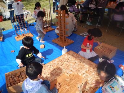 木製おもちゃで遊んでいる様子