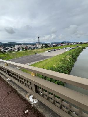 魚野川プロジェクト駐車場等設備事業で拡幅した駐車場