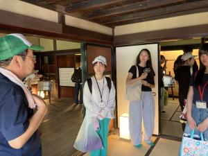 金子勘三郎家にて地域の方から話を聞いている様子