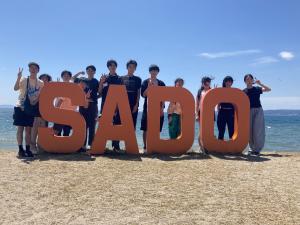 「SADO」のモニュメントにて撮影した参加者の集合写真